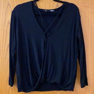 BLACK DEEP NECK FLOWY TOP